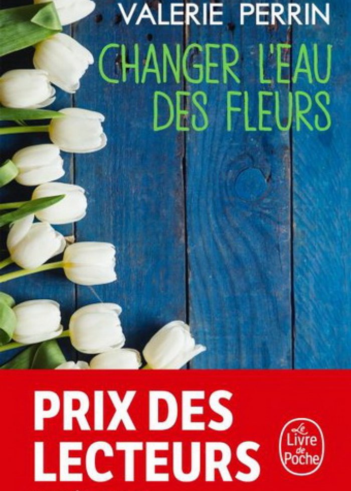 Changer l'eau des fleurs