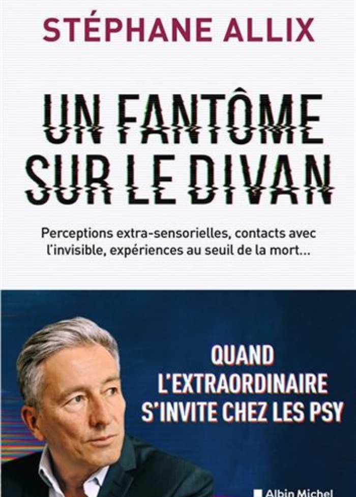 Un fant&ocirc;me sur le divan
