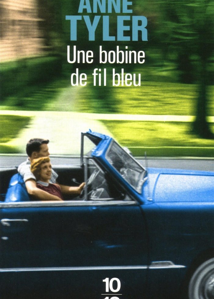 Une bobine de fil bleu